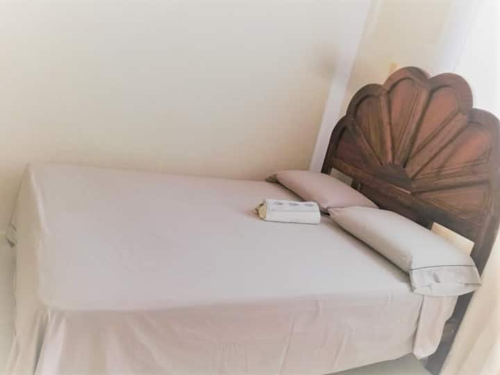 Recamára 2: cama matrimonial