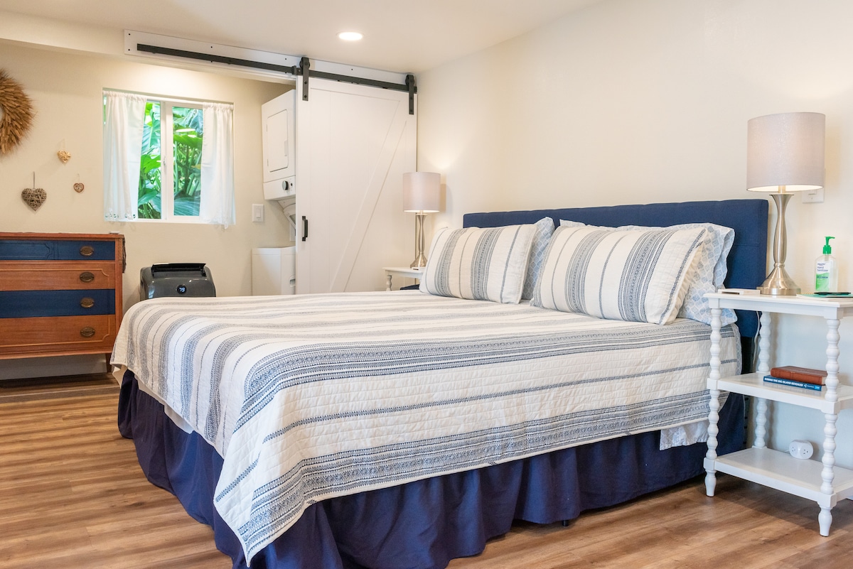 Просторното двойно легло прави съня още по - сладък след ден на хавайско слънце.