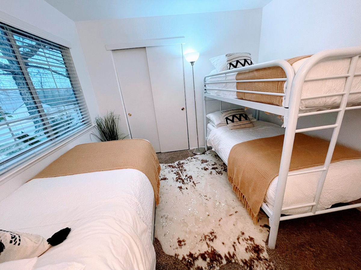 Three comfortable twin beds for larger groups or for the kids