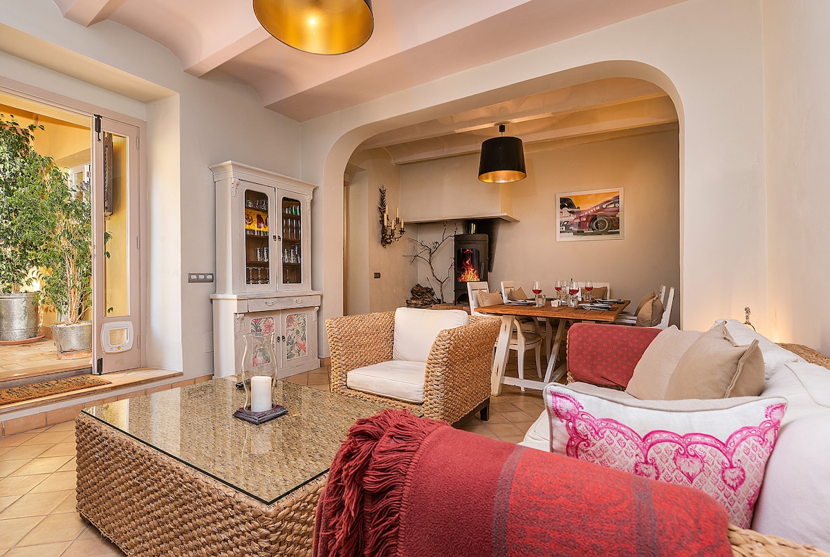Airbnb performant: Charming and antique village house with sea view à Illes Balears