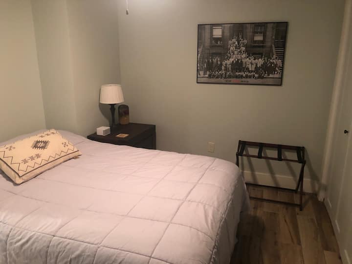 Dormitorio 1 con cama completa, tocador, estantes de armario