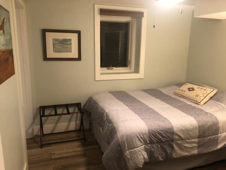Dormitorio 2 con cama tamaño queen, vestidor y armario.