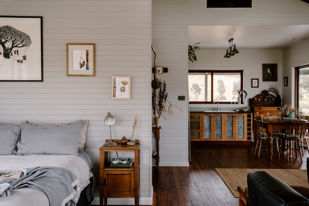 Ღია გეგმა, ხელოვნების ნიმუშები, ანტიკვარული ავეჯი, ტყავის შეზლონგები. Stephanie Hunter