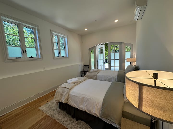Private Two Twin Bedroom