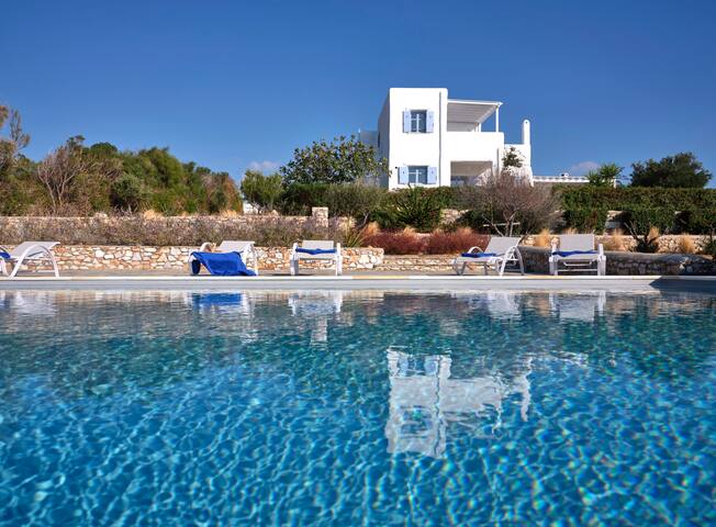 Unique Seafront villa in Paros gallery image 2