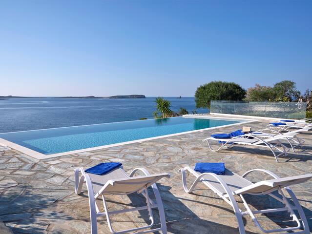 Unique Seafront villa in Paros gallery image 5