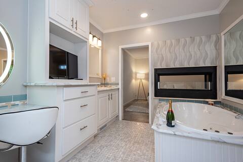 SecludedHouse Modern Lagoonfront jacuzzi tub