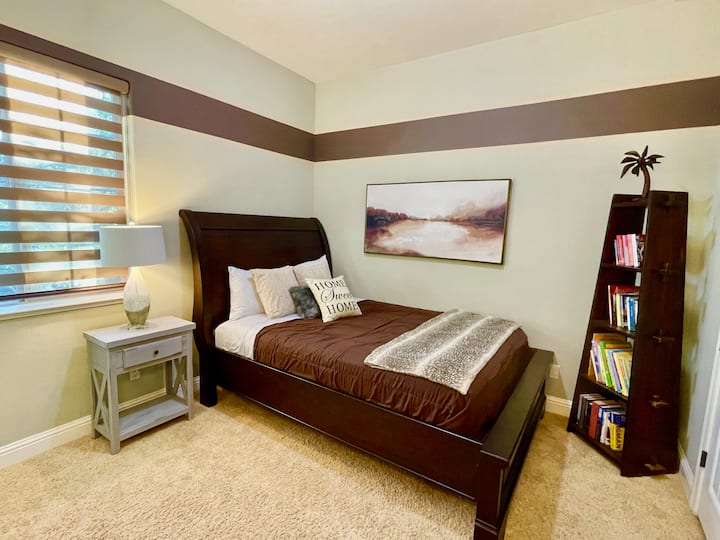 Втора спалня с баня и тоалетна и двойно легло.