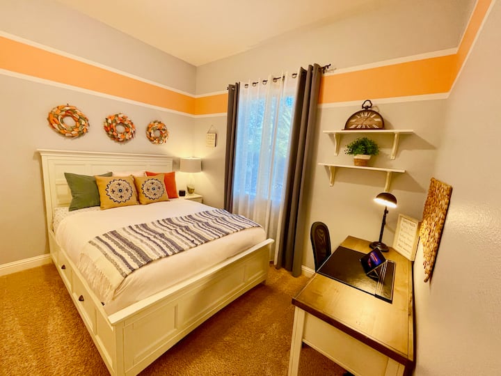 Стилна трета спалня с двойно легло, гардеробна, баня и тоалетна и изглед към красивия пейзаж и басейна. Има специално работно място/бюро.