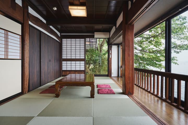 إنها غرفة زاوية حيث يمكنك بسهولة الشعور بطبيعة بحيرة بيوا.
​في الربيع، يمكنك الاستمتاع بأزهار الكرز في أوميزو أوساكي من داخل الغرفة.