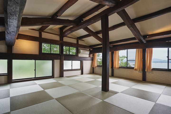 حتى مع وجود عدد كبير من الأشخاص، يمكن للجميع النوم معًا على الأرائك.