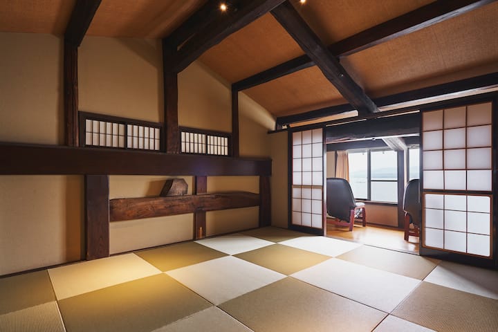 إنها غرفة على الطراز الياباني مكونة من 10 حصائر تاتامي مع شرفة واسعة ومساحة ممتدة من الأرضية إلى السقف.