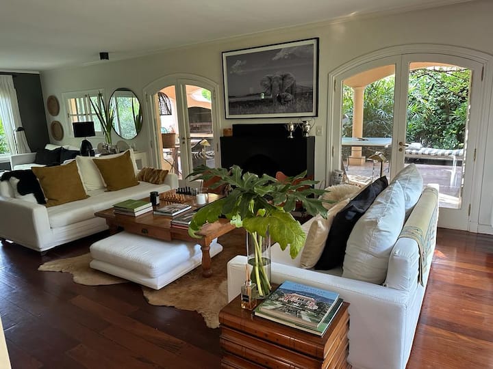 Casa de temporada com piscina e galeria em Victoria (4 suítes)