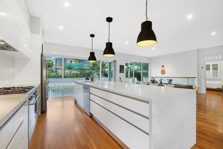 large Character home with City views gallery image 4