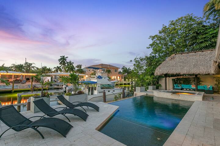 Spectacular Waterfront for12! Tiki, Pool & Hot Tub gallery image 4
