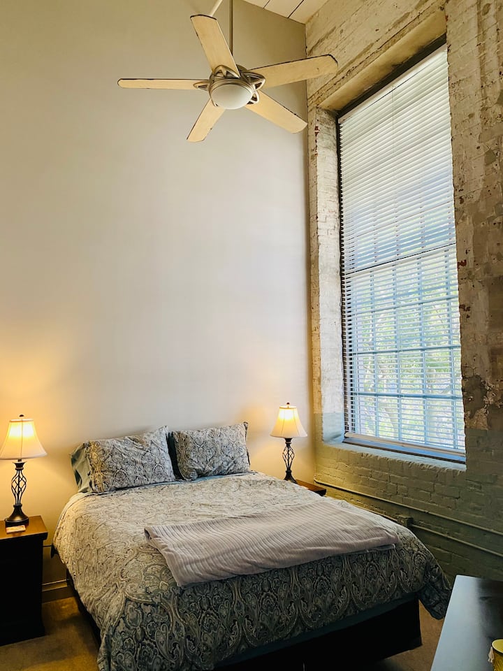 في الطابق السفلي ماستر بسرير بحجم كبير