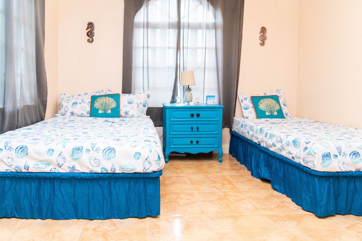 One full bed (sleeps 2) and one twin bed.