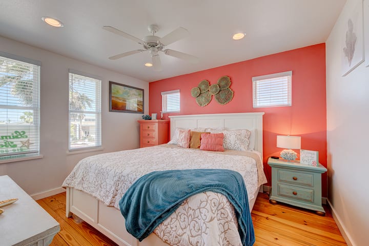 Master bedroom with a King size bed with a 40” SMART TV.  additional space, walk in closet and additional chest of drawers.  It has a bathroom within the room that is equipped with a shower. 

All bedrooms have extra charging outlets and small fan. 