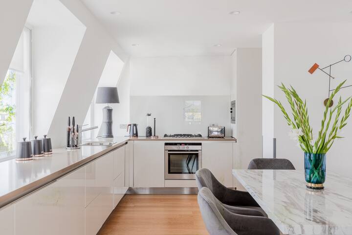 Covent Garden Extreme LUXXE Nomads HUGE Retreat gallery image 5