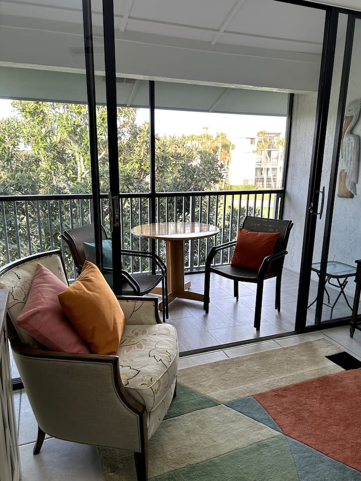 Klizna staklena vrata do balkona
s pogledom na teren za golf