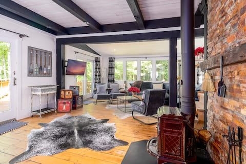 Cabin tucked away on 8 acres w/ creek, love dogs