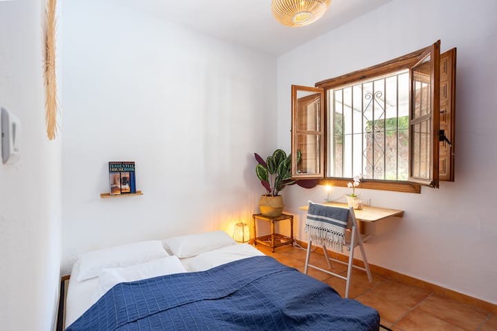 საძინებელი აუზით: ორმაგი საწოლი, 2,0 × 1,60 მეტრი. გამუქებელი ფარდა და კოღოს საჭერი. აუზის ხედი.