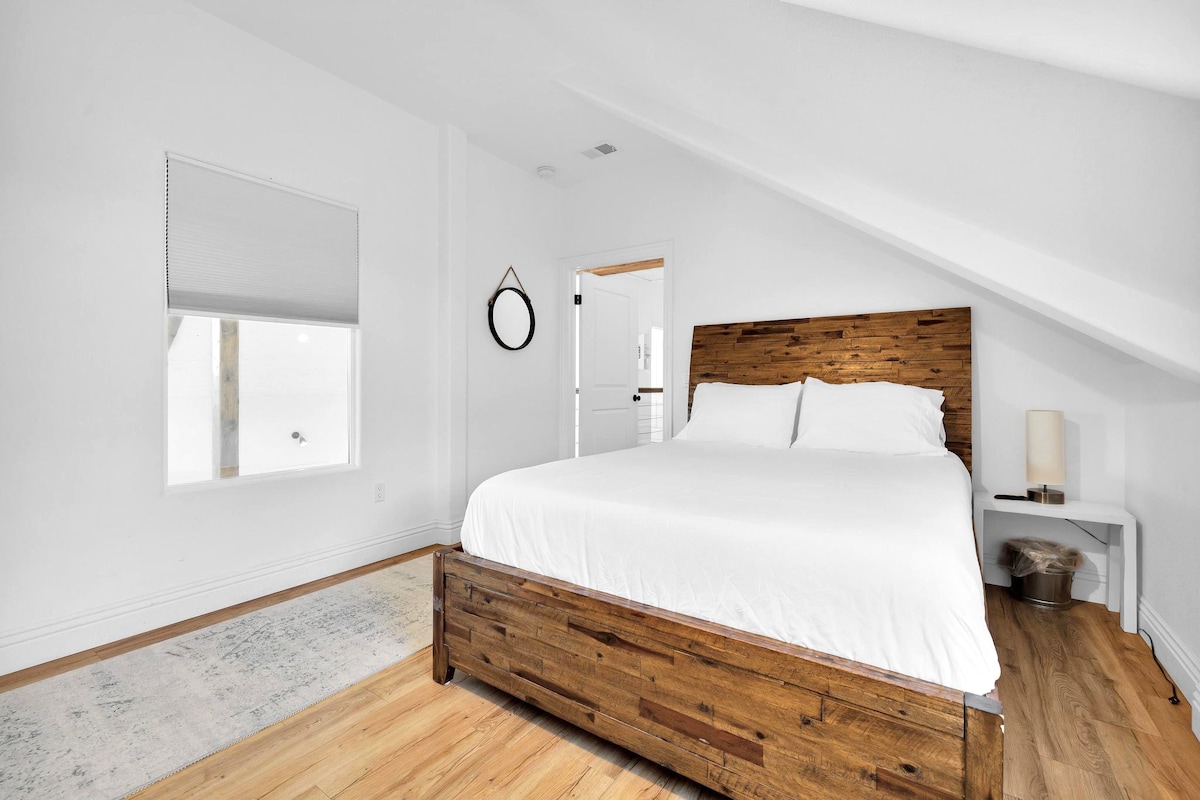 Спална соба бр. 5 Втор кат. Има душек со брачен кревет и телевизор за стриминг. Исто така, има и футон. 