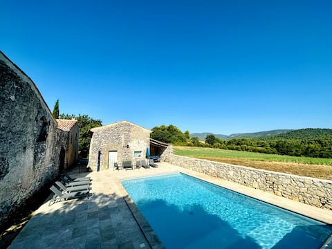 Provençal farmhouse with pool at the foot of the Luberon