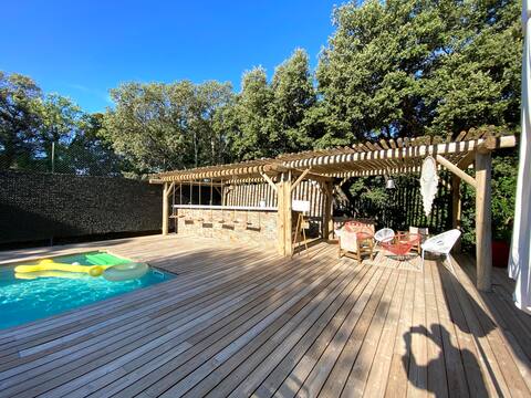 Contemporary pool house 20 minutes from the beaches