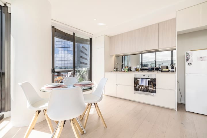 KULA Superior 2B Apartment Docklands gallery image 2