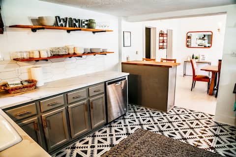 “Casa Cabernet” / Boutique 3 Bdrm Apt, sleeps 8+