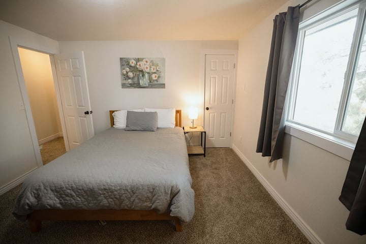 سرير بحجم كبير مع مرتبة ميموري فوم في غرفة النوم 1.