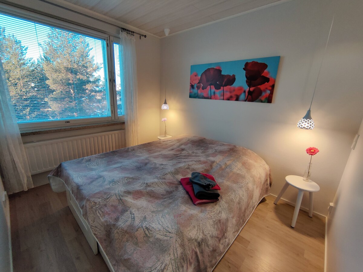 Bedroom's bed is good for two persons (twin bed, width ~160 cm). If you are traveling alone we will make the bed more narrow to suite one person (~80 cm) /
Makuuhuoneen sänky on mukava kahdelle henkilölle (lev. ~160 cm, yhdelle 80cm)