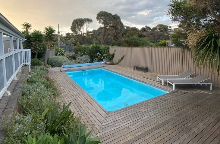 Fabulous Foam Coastal Pool Holiday Retreat