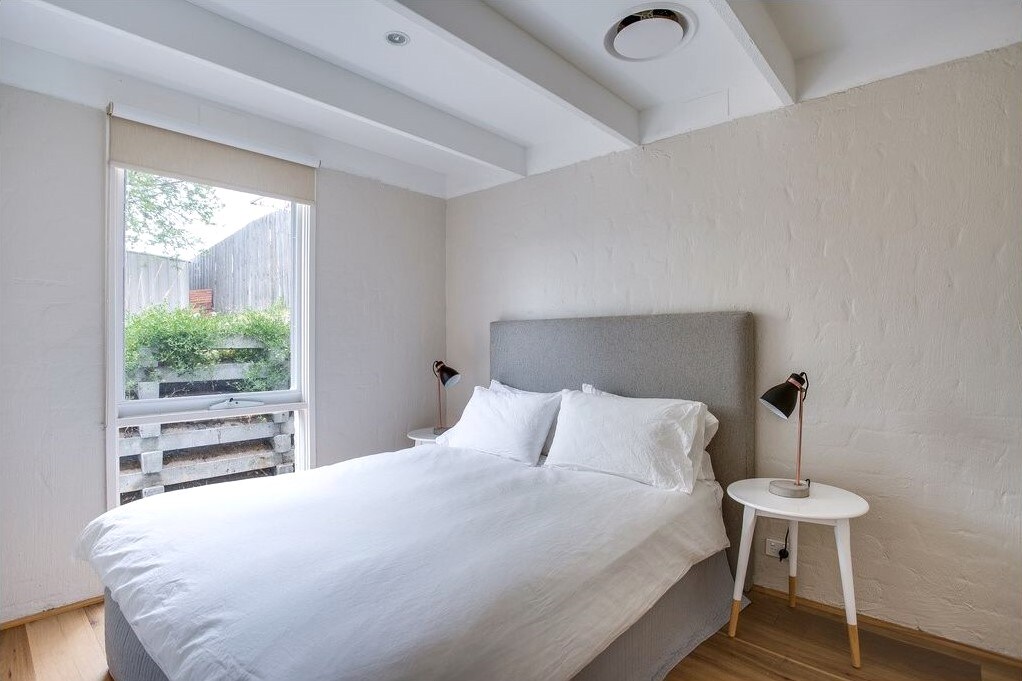 2号卧室配备标准双人床