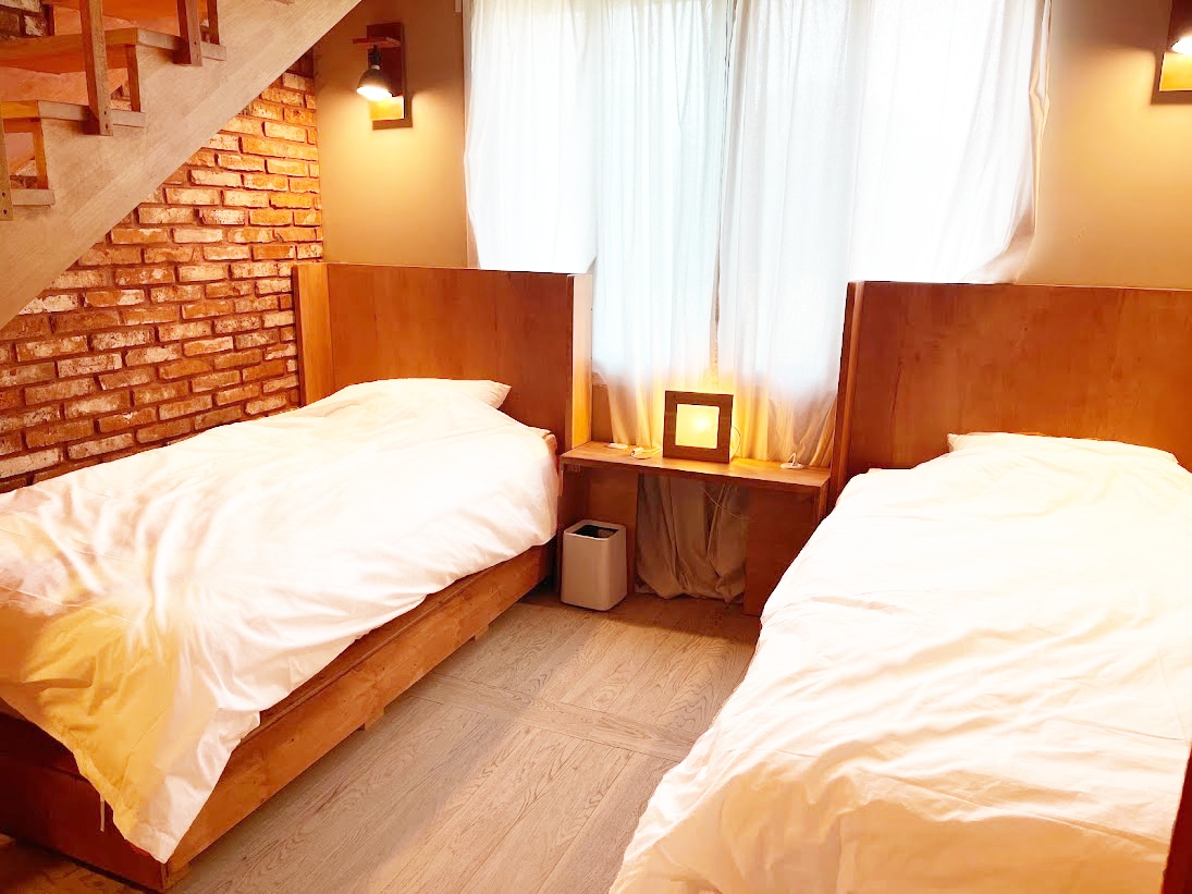 Ოთახის სტრუქტურა დუპლექსია. 
Ქვედა სართული -1 დედოფალი, 1 ცალკემდგომი ზედა
სართული -1 ორადგილიანი საწოლი