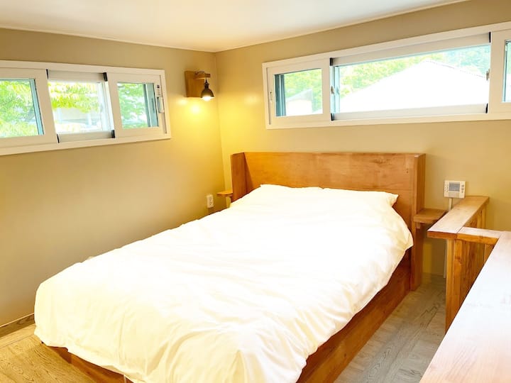 Dormitorio 1 escaleras arriba hasta el dormitorio 2. 1 cama tamaño queen. 