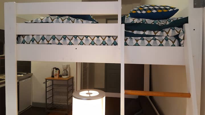 Kitanda na ngazi ya mezzanine ili uifikie!