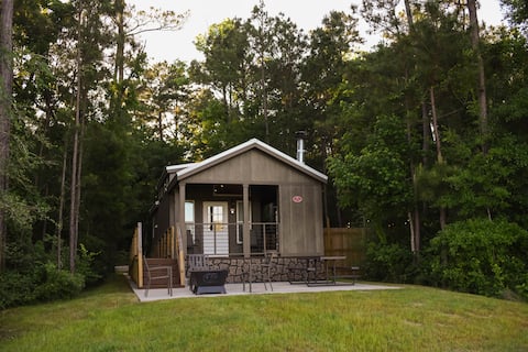 Modern, romantic tiny home away from the city