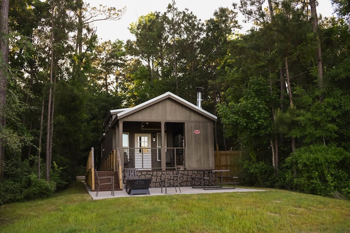 Modern, romantic tiny home away from the city