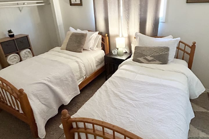 单人床卧室。两张舒适的单人床。  棉床单和额外的被子，让您感到舒适和温暖。 