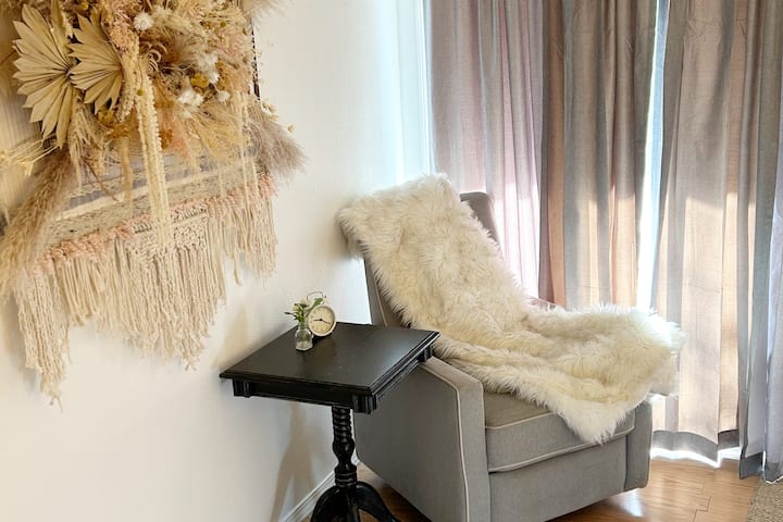 标准双人床卧室配有滑翔机/躺椅，让您感到舒适愉悦。  