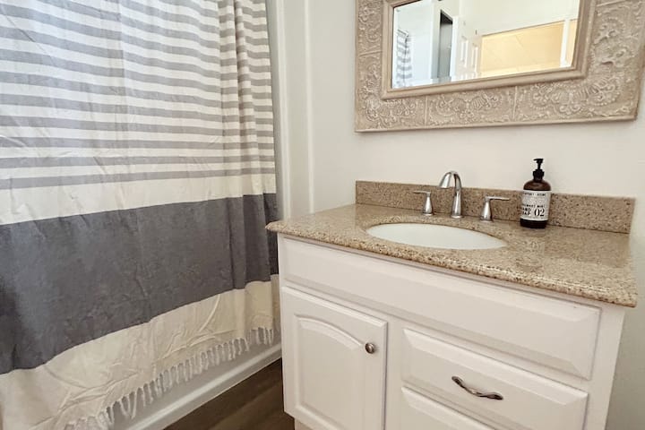 主浴室配备主卧。  这是一个淋浴/浴缸组合，配备了所有必需品，如：毛巾、洗发水、沐浴露、吹风机、每位房客免费提供梳妆台套件。 