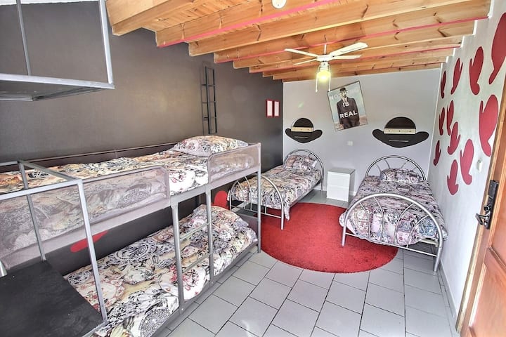 Ground floor bedroom
(4 single beds)