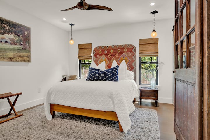 Downstairs Queen Bed 