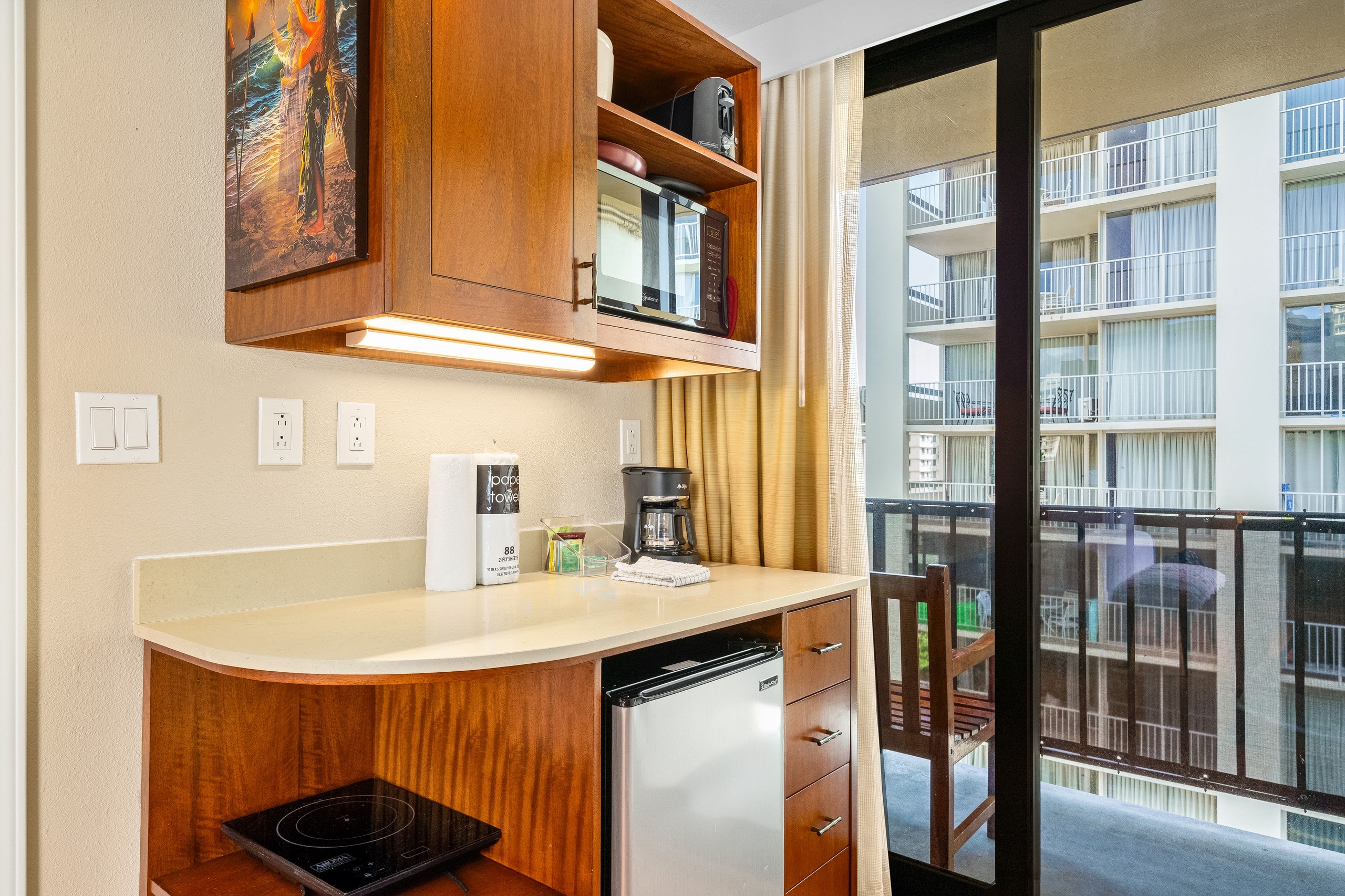 Condo in Honolulu · ★4.61 · Studio · 1 bed · 1 private bath - Image 2