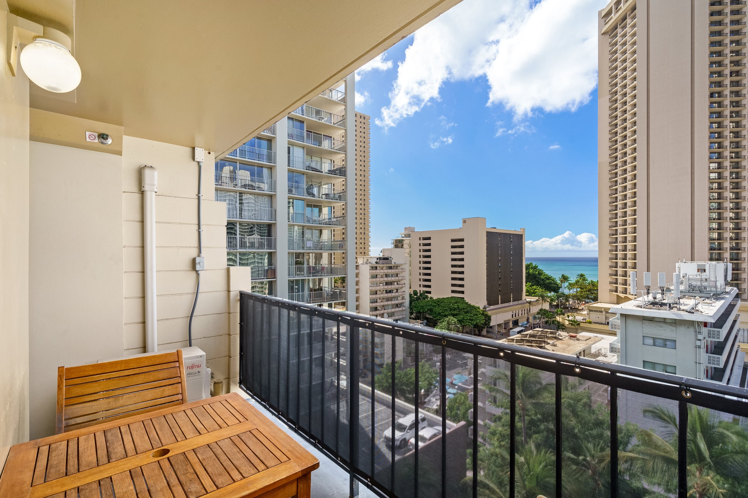 Condo in Honolulu · ★4.61 · Studio · 1 bed · 1 private bath - Image 10