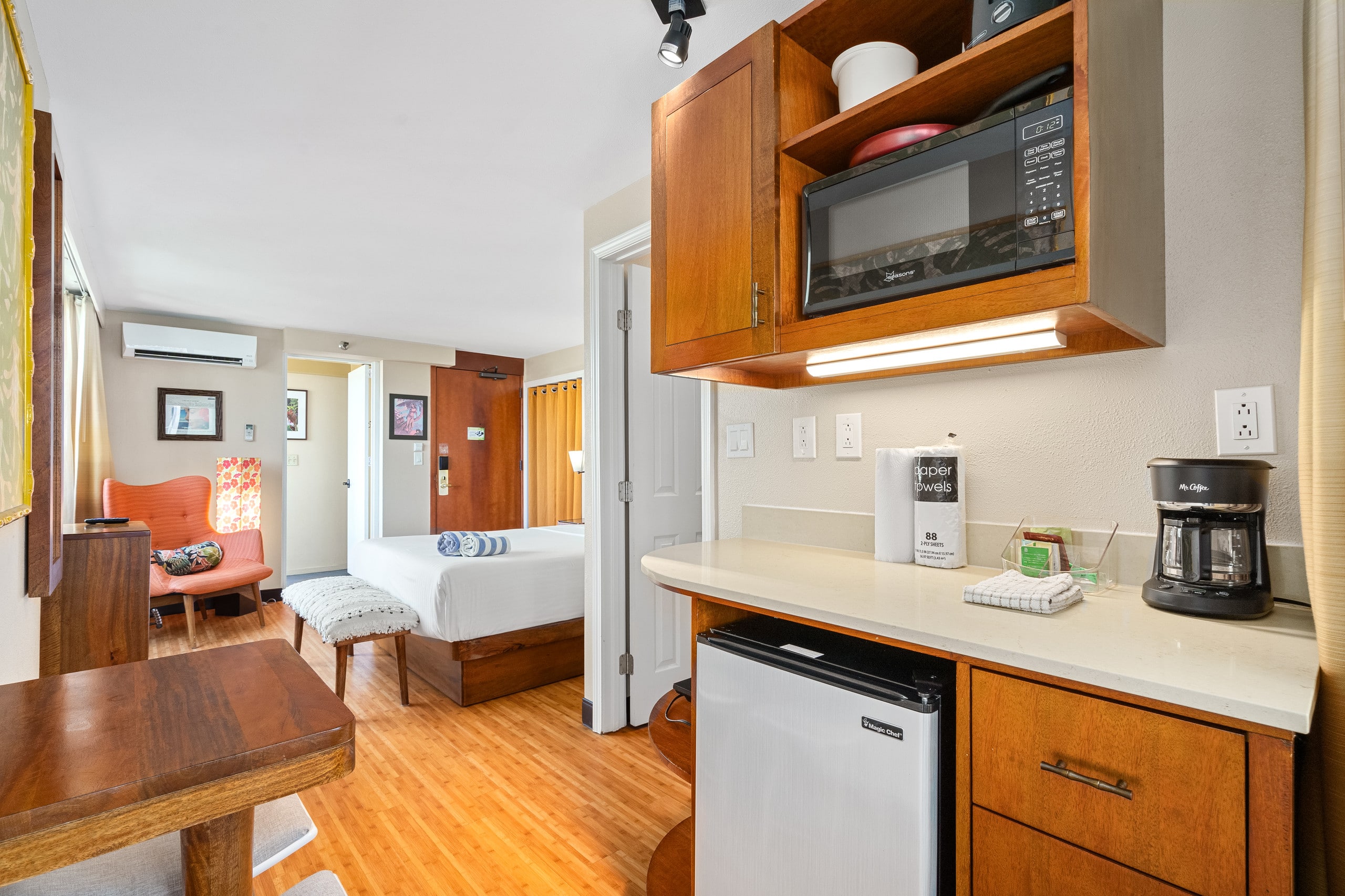 Condo in Honolulu · ★4.61 · Studio · 1 bed · 1 private bath - Image 4