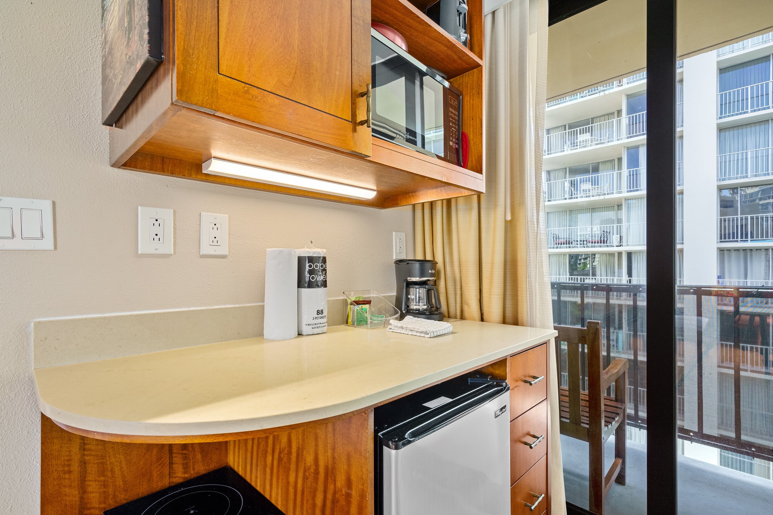 Condo in Honolulu · ★4.61 · Studio · 1 bed · 1 private bath - Image 7
