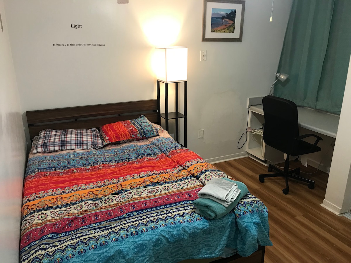 The room F bed is full size 54"W*75"L with memorial madrac 12".

Dozvoljena je samo jedna osoba po sobi.

Veličina sobe F je 107"W* 150"L.